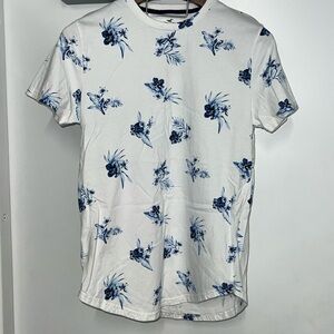 Medium Hollister Curved Hem T White w/Blue Floral